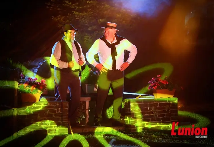 Deux personnages en costume du début du XXe siècle encerclés de lumières. 