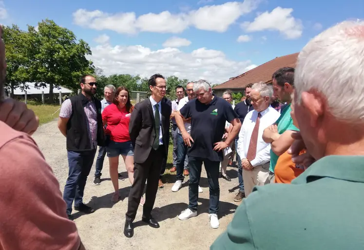 le préfet de l'allier et une délégation officielle en visite sur une ferme touchée par les orages