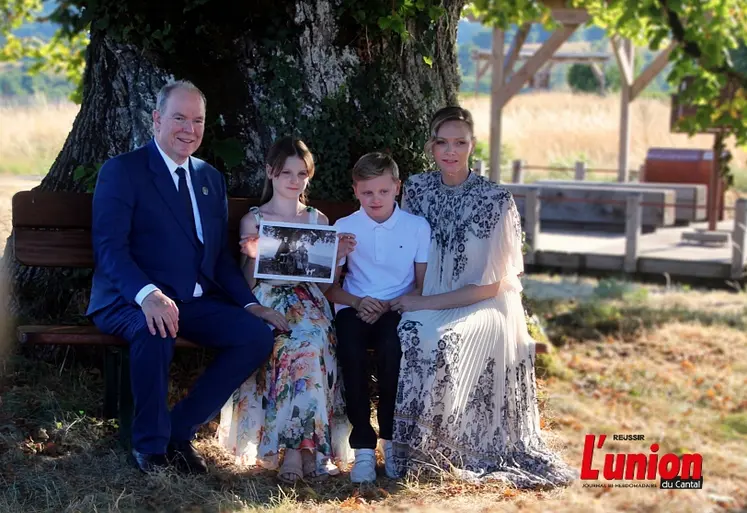 La famille princière de Monaco, à l'ombre d'un tilleul