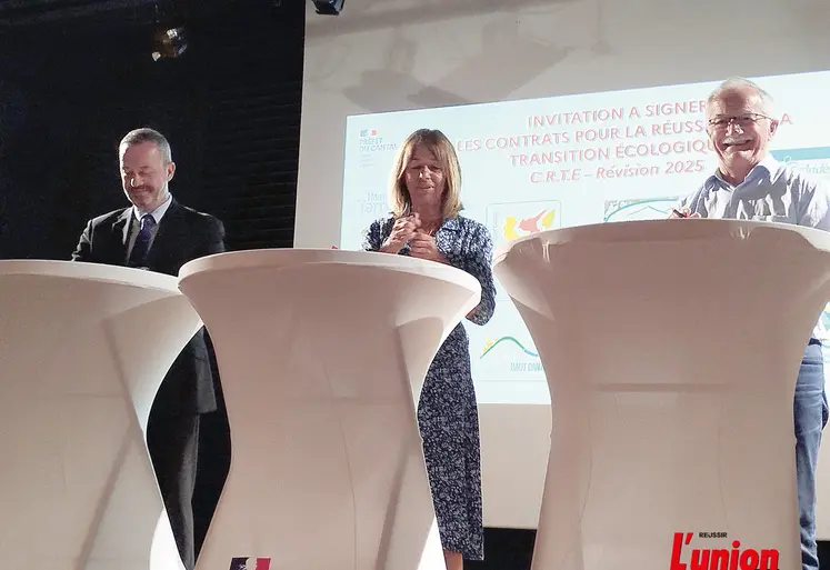 Trois personnes en train de signer des papiers.