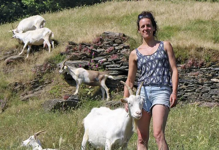 Alice Mulle et ses chèvres Saanen