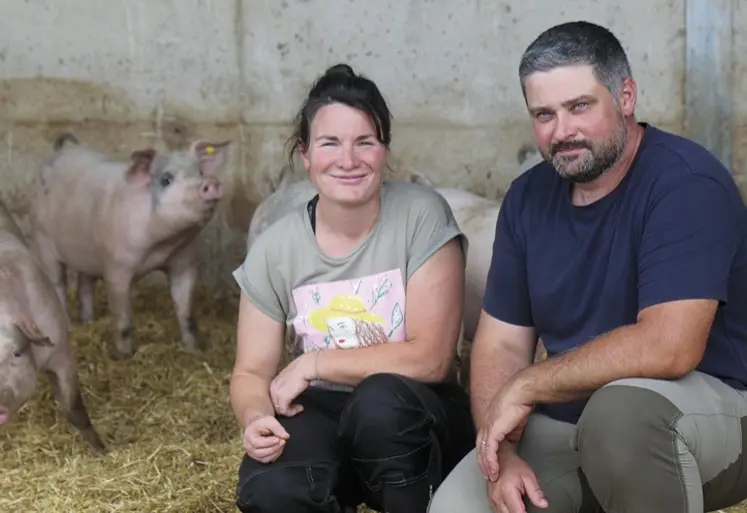 Florine et sébastien Cuminges avec leur élevage de cochons