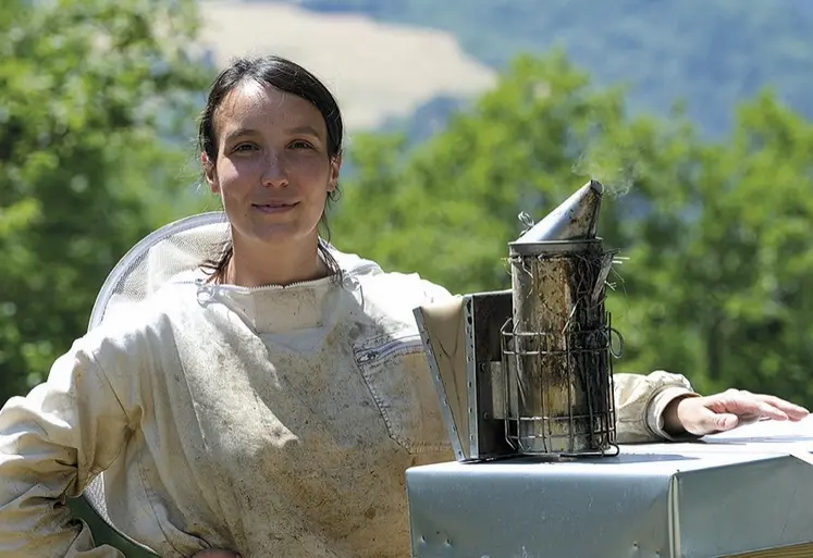 La jeune apicultrice Mathilde Andrieu avec ses ruches