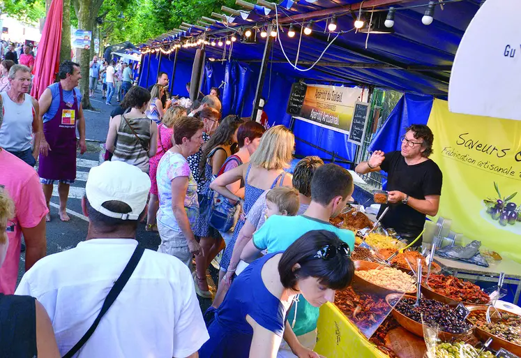 Un marché avec beaucoup de gens.