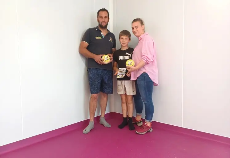 «On peut être en bottes et travailler sur une résine rose !» lance Amandine.Ici en compagnie d'Olivier et de leur fils dans leur laboratoire. 