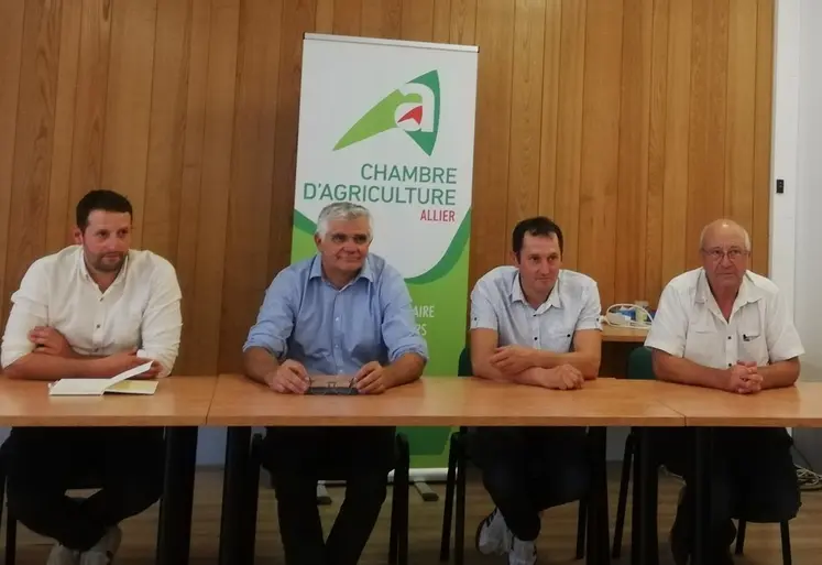 4 hommes assis à un bureau