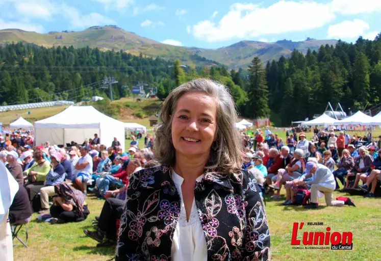 Portrait de Valérie Jousseaume avec en fond une foule colorée sur les pentes du Lioran. 