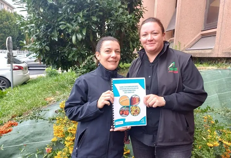 Aurélie Michel et sa collègue Margaux Chavanne, toutes deux en poste dans le service circuits-courts et produits fermiers de la Chambre d'agriculture de Haute-Loire.