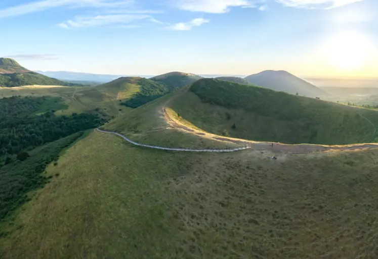 Les volcans de type «	strombolien	», comme ici le puy de Pariou, sont les plus fréquents dans la chaîne des Puys.