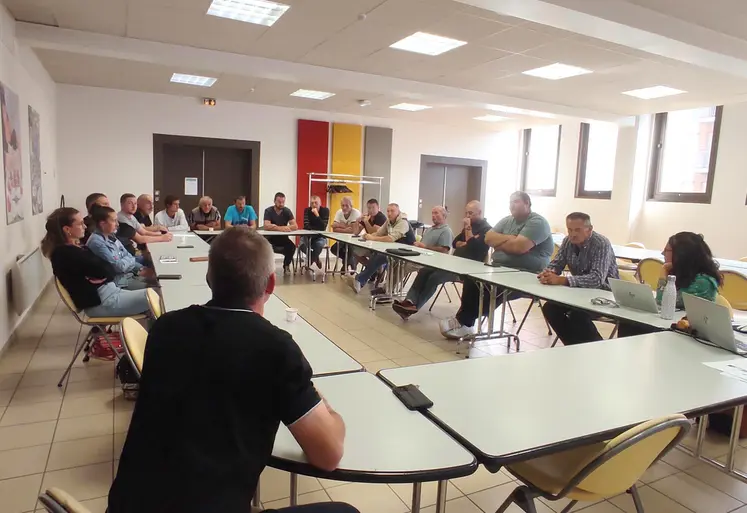 La section bovine de la FDSEA s'est réunie sous la présidence de Anthony Fayolle (de dos).
