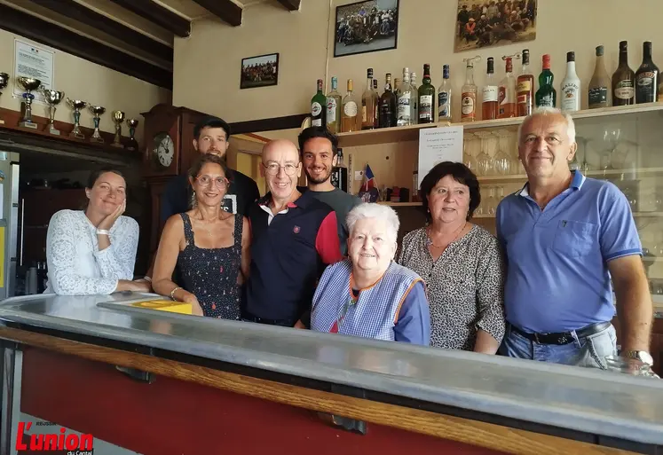 Une famille réunie autour d'un comptoir en zinc.