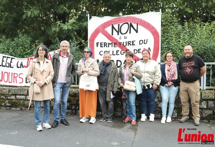 Des enseignants derrière une oancarte