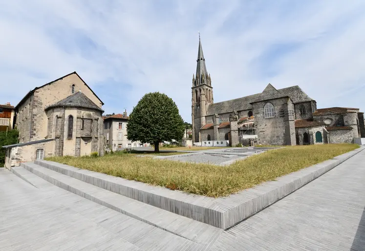 L'évocation de vestiges d'une abbaye, entre l'église saint-géraud d'Aurillac et une chapelle. 
