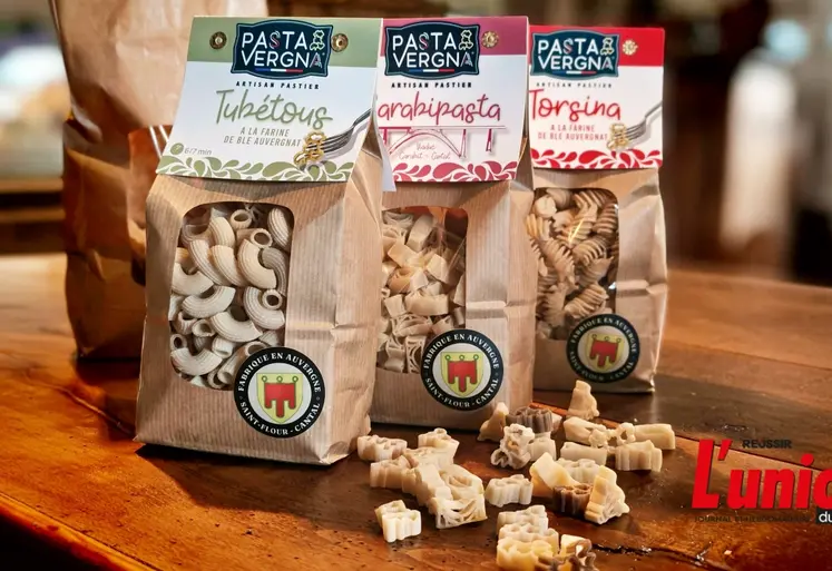 Trois paquets de pâtes artisanales Pastavergna sur une table. 