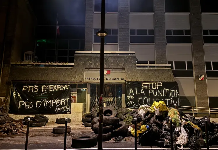 Dimanche soir, dans le Cantal, plus de 280 éleveurs étaient mobilisés devant la représentation de l'Etat à Aurillac, Mauriac et Chaudes-Aigues pour dénoncer le blocage de l'export des bovins.
