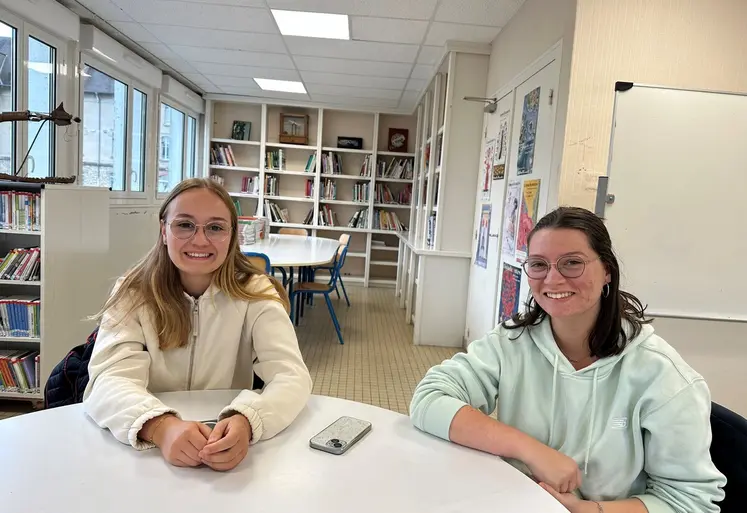 Camille Quincampoix et Océane Gillet au centre de documentation et d'information (CDI) du lycée agricole d'Ahun.