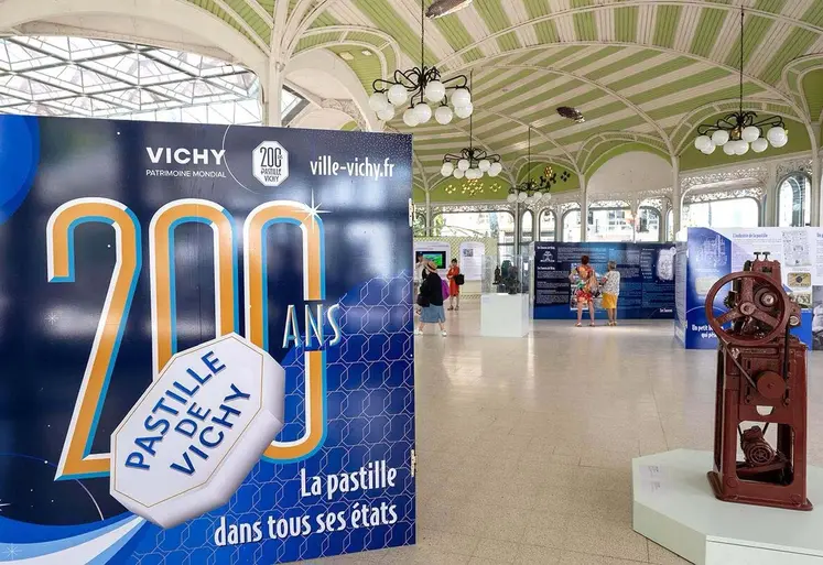 L’exposition «	La pastille dans tous ses états	» est à découvrir dans le Hall des sources jusqu’au 3 novembre.