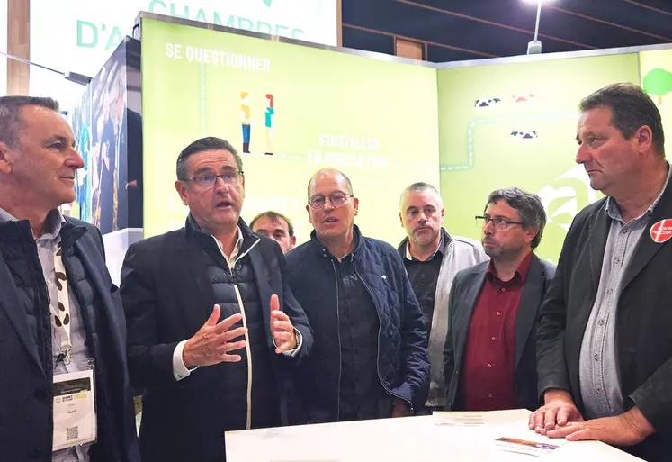 Marc Delage du groupe Carrefour, Daniel Chevreul, directeur général de Terralacta, Jacques Cornelissen, président de Coopal, Laurent Bascoulergue, vice-président de Coopal, Pascal Lerousseau, président de la Chambre d'agriculture de la Creuse et Daniel Couderc, président de la Chambre d'agriculture de la Corréze.
