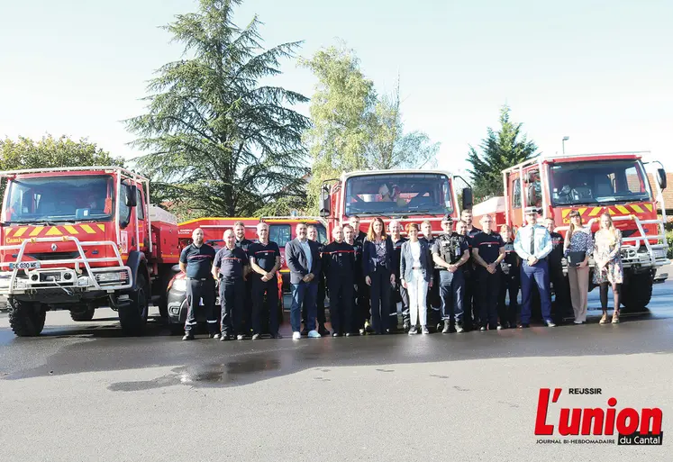 Des camions de pompiers, avec des pompiers et des alcnes à incendie