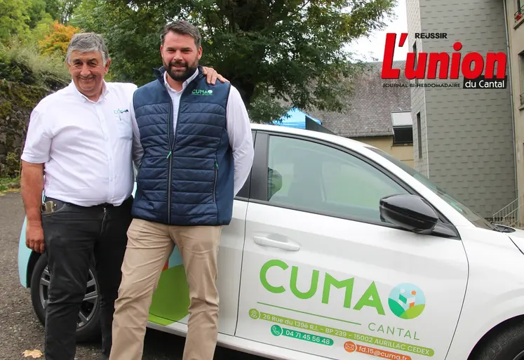 deux hommes devant une voiture siglée FDcuma du Cantal. 