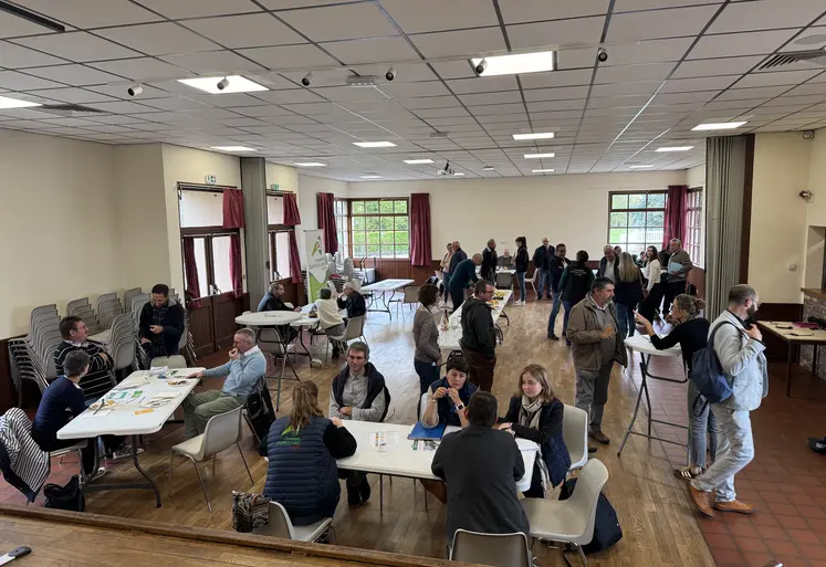 personnes réunies autour d'un buffet dans une salle des fêtes