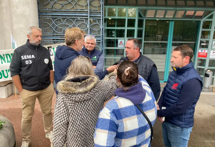 regroupement de personnes devant la préfecture