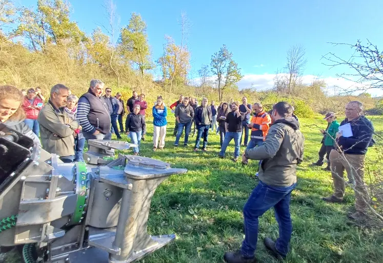Le grappin coupeur scie était en démonstration le 7 novembre à Léotoing.