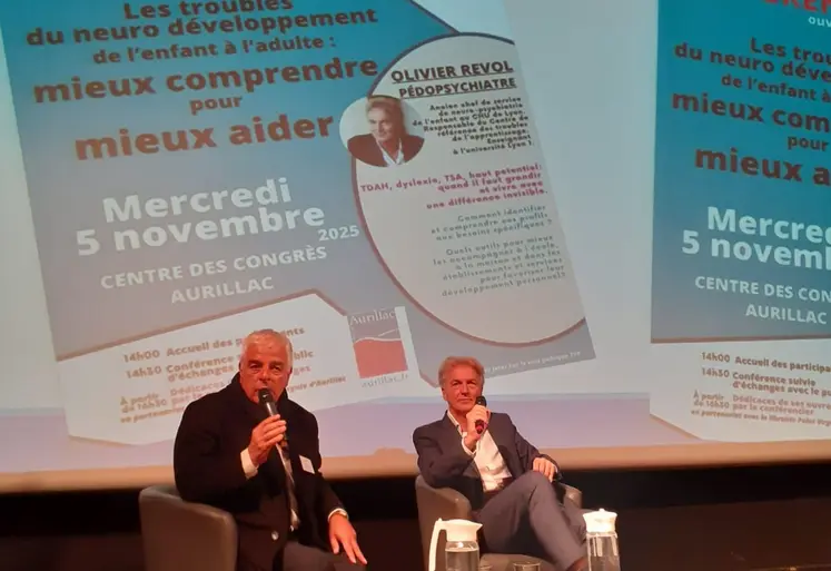 Deux hommes assis en train de faire une conférence