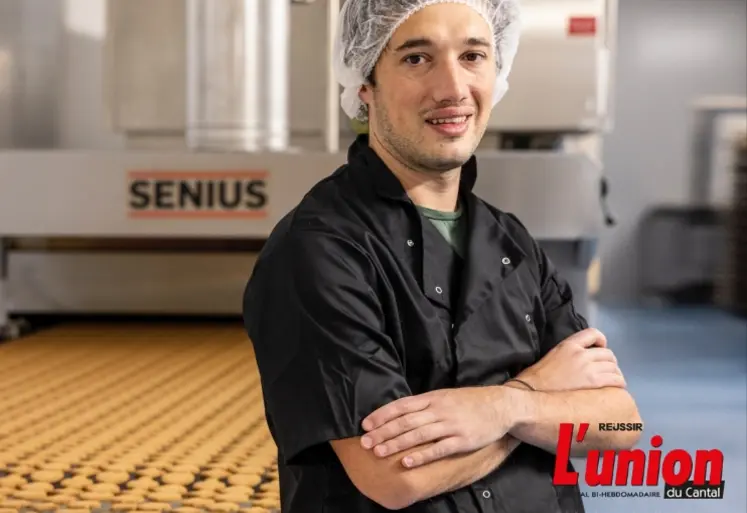 Nouvelle chaîne de production de biscuits avec le chef d'entreprise au premier plan