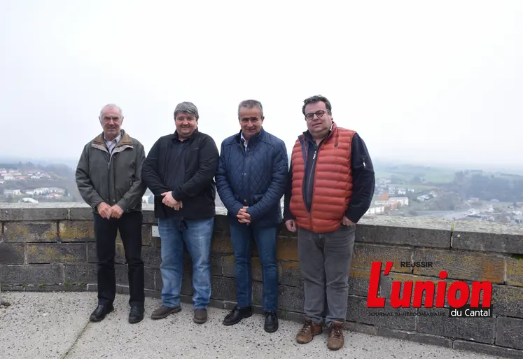 quatre personnes alignées