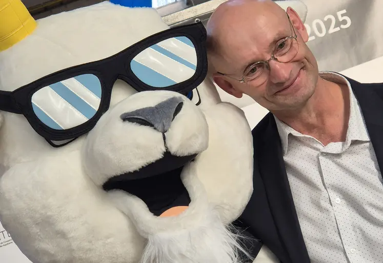 Capr'Icieuse, nouvelle mascotte du salon, ici aux côtés de Samuel Hérault, président du Capr'Inov, a fait sensation sur le salon.