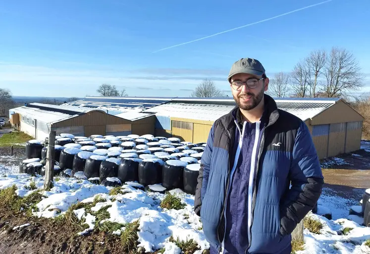 Avant l'installation de sa centrale solaire, Pierre Chassard, éleveur à Tauves, a fait appel aux conseils d'un géobiologue. 