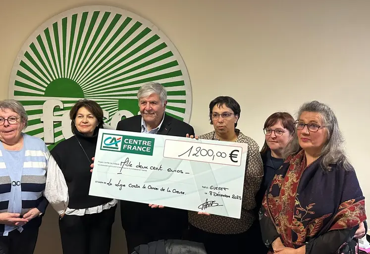 Michèle Lorcerie, secrétaire générale de la Ligue contre le Cancer de la Creuse, Laurence Taillandier administratrice de la Ligue contre le Cancer de la Creuse, Dr Georges Chata, président de la Ligue contre le Cancer de la Creuse, Séverine Bry, présidente de la Commission des Agricultrices de la FDSEA de la Creuse, Edith Gilet, vice-présidente de la Commission des Agricultrices de la FDSEA de la Creuse, Véronique Goût, membre de la Commission des Agricultrices de la FDSEA de la Creuse.