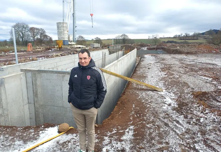 David Mathieu sur le chantier de son futur bâtiment qui devrait être achevé en automne 2026.