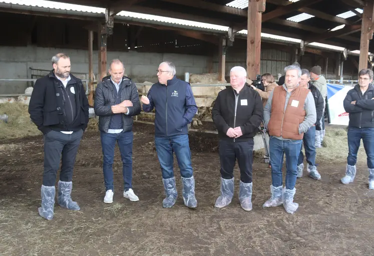 De gauche à droite : Jonathan Janichon (président de la section bovine régionale), François Garrivier (vice-président de la FDSEA de la Loire), Patrick Bénézit (président de la FNB), Jean-Luc Perrin (président de la FDSEA de la Loire et de la FRSEA Aura) et Maxime Brun (président de la section bovine 42). 