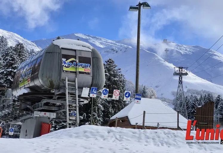 un télésiège avec la montagne enniegée en arrière plan. 