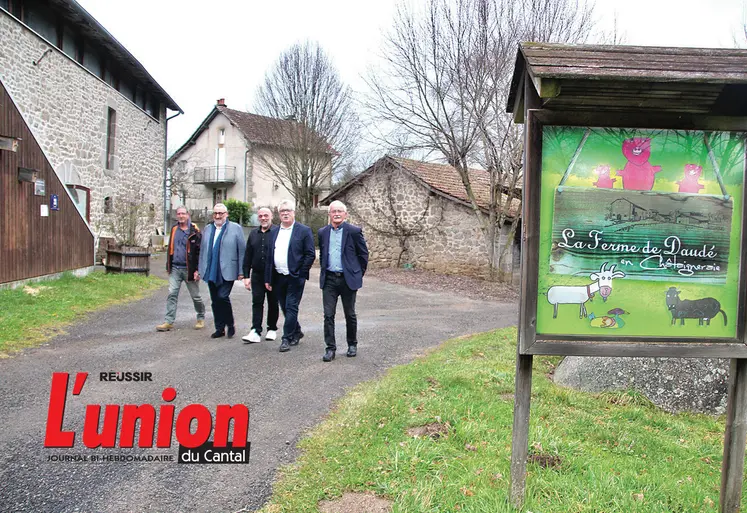 des personnes marchent autour d'une ferme pédagogique qui va accueillir des personnes en situation de handicap à Omps dans le Cantal.