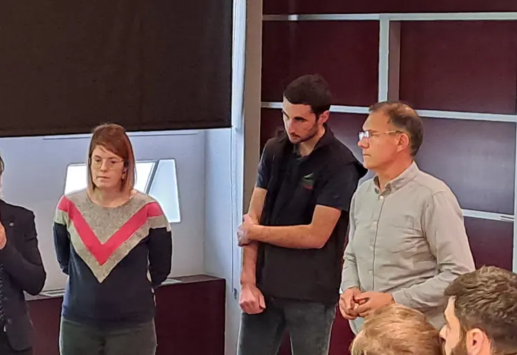 La réunion a été ouverte par Laurine Rousset présidente du service élevage de la Chambre d'agriculture, aux côtés de Pauline Caire (EDE), Alexandre Darle et Claude Roche animateurs filière lait.