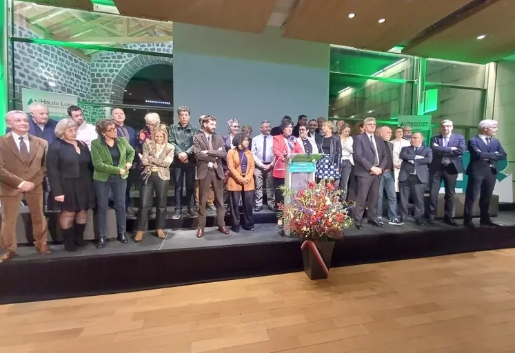 Les 38 conseillers départementaux réunis autour de la présidente MA-Petit en compagnie des députés et sénateurs.