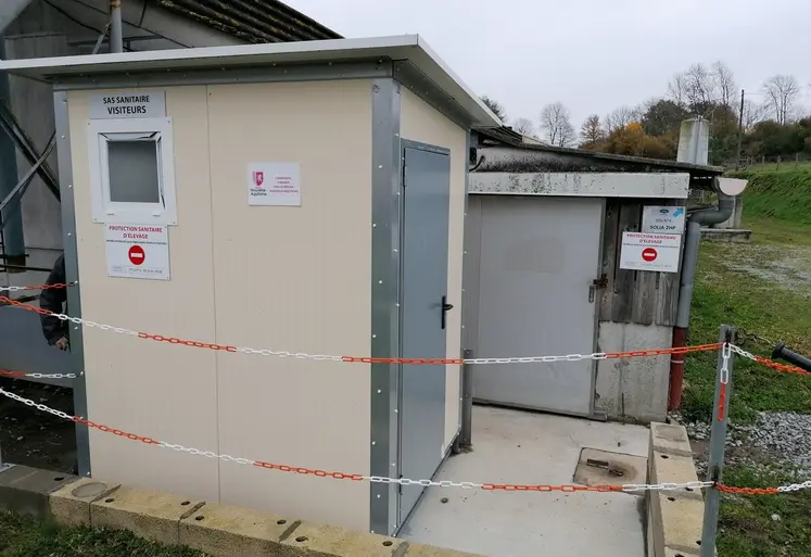 Pour éviter l’introduction de maladies en élevage, il est indispensable de mettre en Suvre des mesures de biosécurité. Cela passe par la mise en place de clôtures pour éviter la contamination par les sangliers, du passage par un sas sanitaire pour toute intervention en zone élevage et d’une grande vigilance dans la gestion des effluents d’élevage et des cadavres. Farago Creuse peut vous accompagner dans la fourniture des équipements.