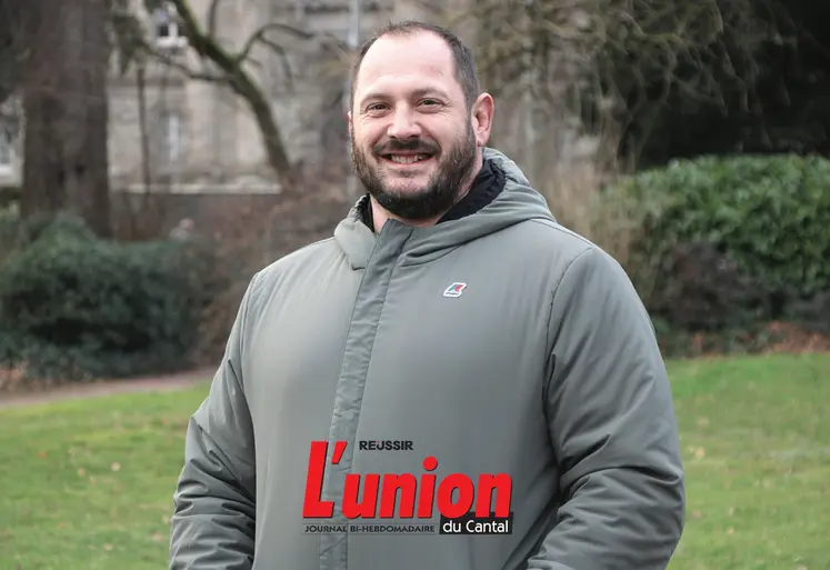 Un homme, ancien rugbyman reconverti commercial pour un opérateur téléphonique.