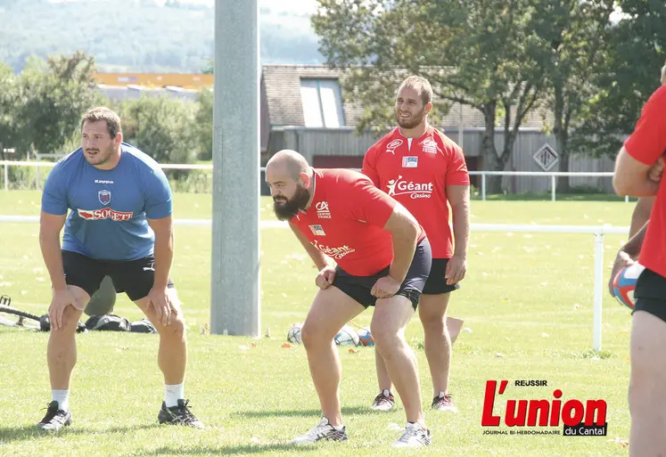 Deux joueurs de rugby à l'entraînement.