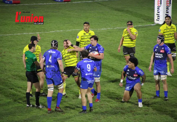 des joueurs de rugby sur un terrain