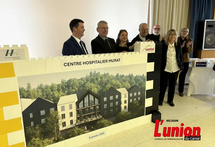 des personnes derrière la photo du futur hopital.