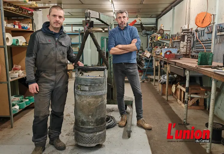 deux hommes dans un atelier autour d'une bobine de moteur électrique