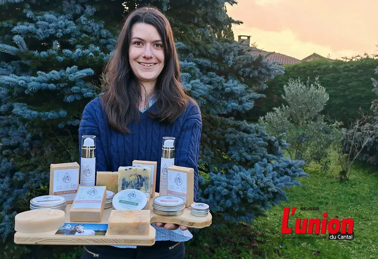 une jeune femme présente sur un plateau de bois des cosmétiques et savons au lait de jument