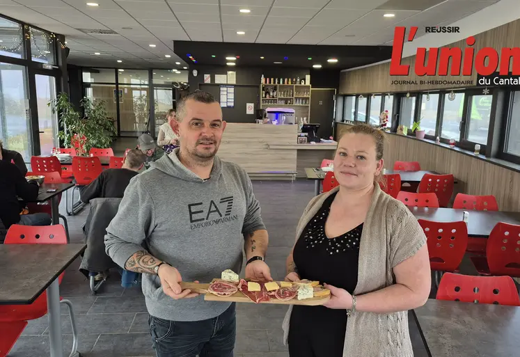 Deux personnes portent un plat de charcuterie. 