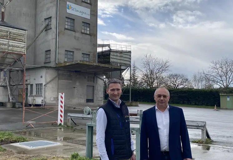 Vincent Bertholier, directeur de Val'Limagne.coop, et Thierry Bonnet, nouveau président de Val’Limagne.coop, sur le site de Bellenaves.