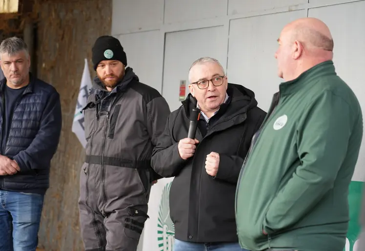 Sur l’exploitation du Gaec du Puy Giroux à Romagnat, Patrick Bénézit, président de la FNB (au centre) a ouvert le congrès de la FNB qui se déroule cette année dans le Puy-de-Dôme.
