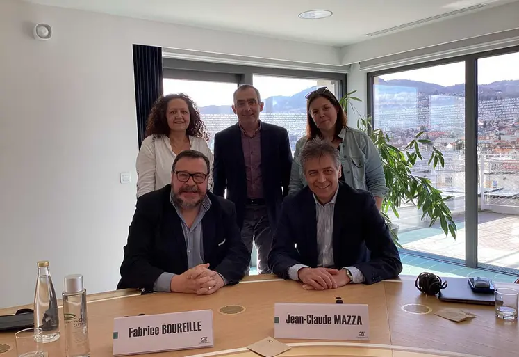 Jean-Claude Mazza Directeur général adjoint et Fabrice Boureille Vice-président de la Caisse Régionale entourés par les membres du comité territorial.